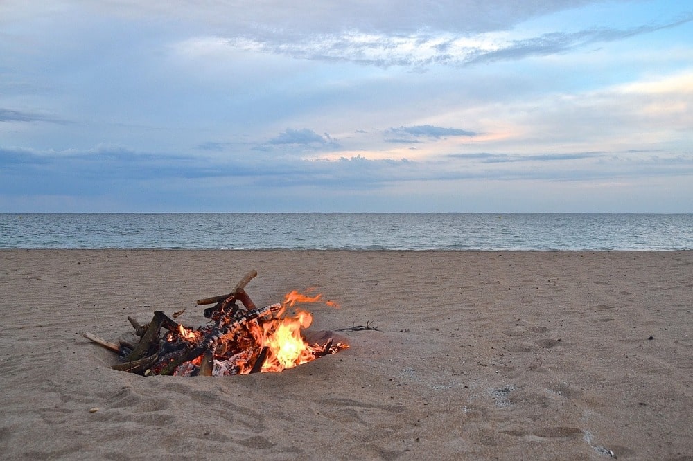 foc de tabără pe plajă pentru San Juan-iunie în Malaga