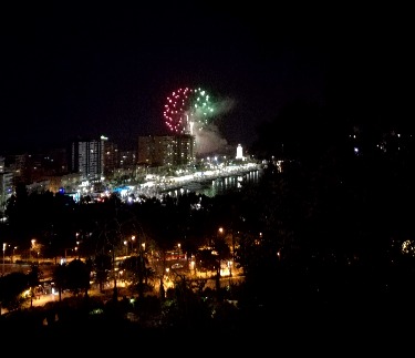 Fyrverkeri for Å starte Malaga-messen, sett fra Gibralfaro-Fjellet-Ruralidays